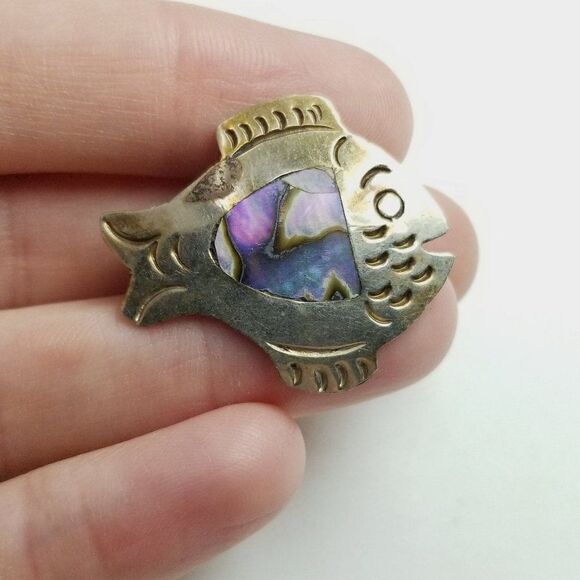 Vintage Fish Shape Brooch, Silver Tone and Mother of Pearl Pin, Estate - Picture 5 of 6